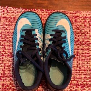 Nike girls indoor soccer shoes size 2